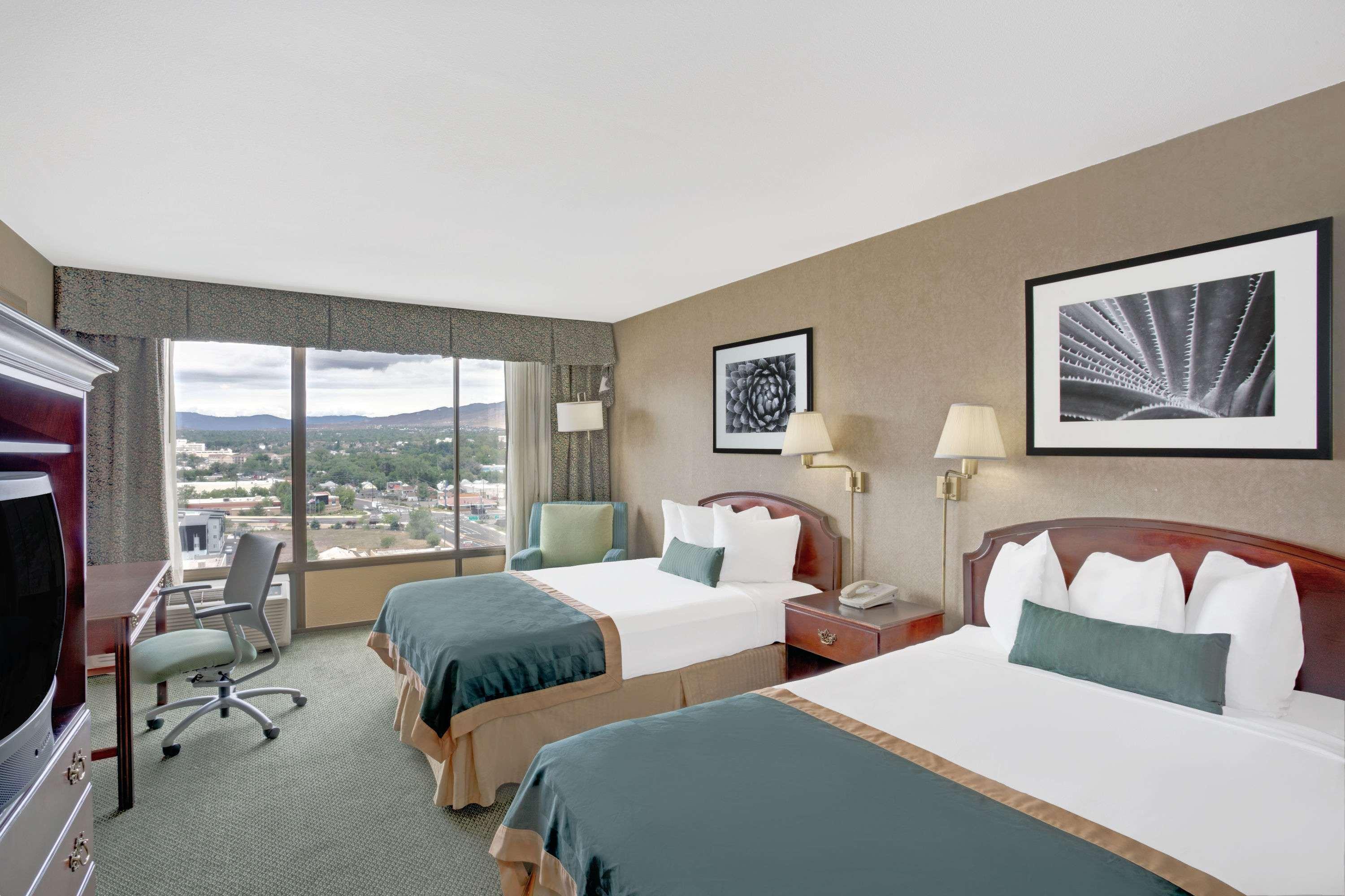 Ramada By Wyndham Reno Hotel & Casino Esterno foto
