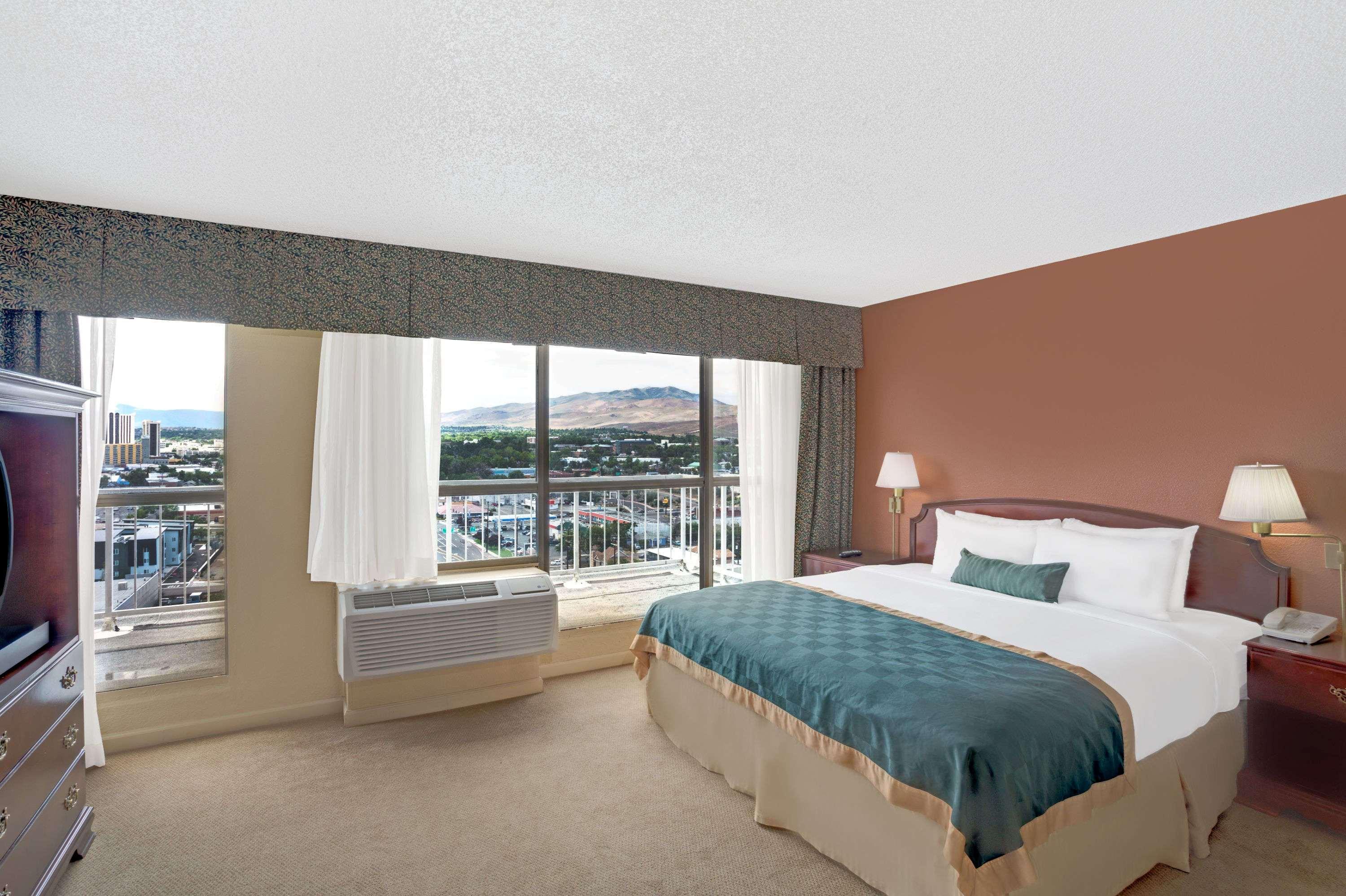Ramada By Wyndham Reno Hotel & Casino Esterno foto