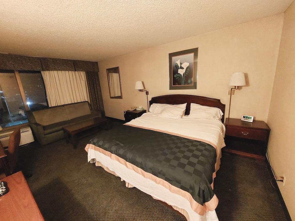 Ramada By Wyndham Reno Hotel & Casino Esterno foto